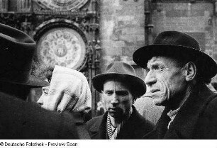 Prag. Personen vor der Astronomischen Uhr des Altstädter Rathauses