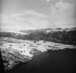 Luftbildaufnahme eines Gesteinsmassivs : Gesteinsmassiv an der norwegischen Küste.