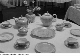 Ausstellungstisch mit Porzellanservice