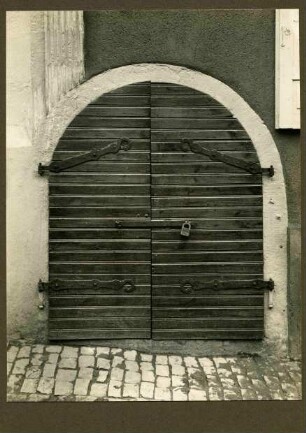 Kellertür mit Beschlägen