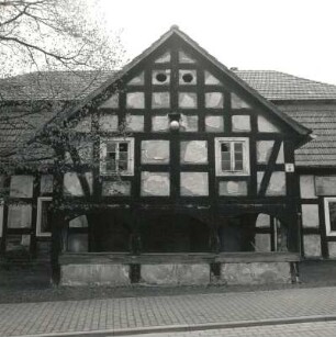 Schönwalde (Kreis Dahme-Spreewald), Hauptstraße 48. Ehemalige Gaststätte "Dorfkrug" (1701/1800). Straßenfront der Vorlaube