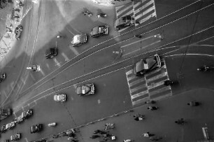 Stuttgart: Blick vom Dach des Hochhaus Stuttgarter Nachrichten auf Autos