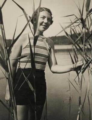 An einem See. Portrait eines Mädchens im Schilf