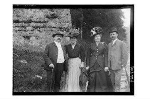 Gruppenbild mit Ehepaar Patzig : Dresdner Bekannte von Dr. Kurt Beyer; links Ehepaar Patzig, um 1910/1920