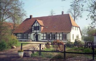 Gut Jersbek: Allee 6: Verwalterhaus: traufständige Front mit Mittelrisalit und Eingangstür: davor Auffahrt, Geländer