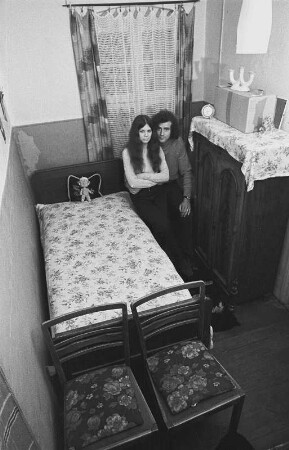 Junges Paar im ersten gemeinsamen Zimmer, Zehdenick