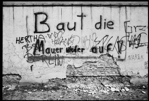 Mauer mit Inschrift "Baut die Mauer wieder auf"
