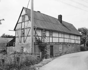 Ehrenberg (Kreis Hainchen). Häuslerhaus (um 1800), Dorfstraße 44. Straßenansicht