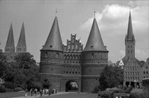 Lübeck: Holstentor vom Holstenplatz