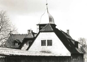 Radebeul, Paulsbergweg 32. Wohnhaus mit Nebengebäude (um 1890/1895). Dach mit Dachreiter