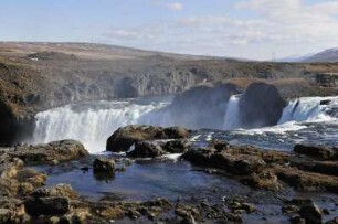 Godafoss-Wasserfall bei Akureyri : Der Godafoss-Wasserfall ("Götter"-Wasserfall) ist hundert Meter breit und fällt 11 Meter tief herab. Aufgenommen am 20. Mai 2012 in der Nähe von Akureyri