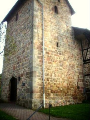 Evangelische Kirche - Kirchturm (romanisch gegründet-querrechteckig) von Südwesten mit Schlitzscharten sowie Werksteinen im Mauersteinverband