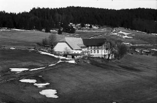 Gasthaus Gießhübel vom gegenüberliegenden Hang