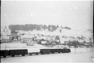 Blaue Diesellok V 500, Güterzug G(St) 305 W, Neufra; das Wiesental der Fehla wurde ab 1970 bebaut