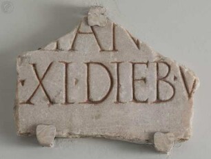 Tafelfragment mit Grabinschrift "...DIEBVS..."