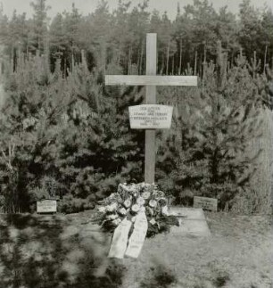 Gedenkstätte mit Holzkreuz am Ort eines Massengrabes des Internierungslagers Jamlitz (1945-1947) in einem Waldgebiet bei Jamlitz