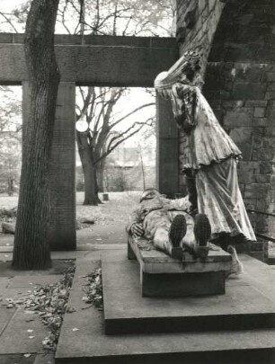 Denkmal für die Gefallenen des 1. Weltkrieges : Denkmal für die Gefallenen des 1. Weltkrieges. Stein, Metallguß (1936; G. Wrba nach A. Lange). Figurengruppe Verwundeter und Krankenschwester. Wurzen, Park, Am Bahnhof