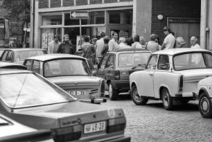 Ex-DDR Bürger in westdeutschen grenznahen Städten, 8. + 9. August 1990. hier: ALDI-MArkt in Helmstedt