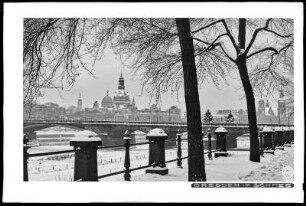 Dresden im Schnee, Blick vom Neustädter Elbufer auf Altstadt