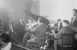 Dresdner Tanzsinfoniker unter Leitung von Günter Hörig während einer Tanzveranstaltung im Schillergarten Dresden.