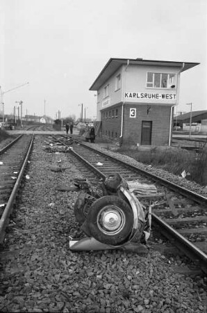 Eisenbahnunglück mit Todesfolge für fünf Personen in einem PKW am Bahnübergang Zeppelinstraße beim Bahnhof Karlsruhe-West