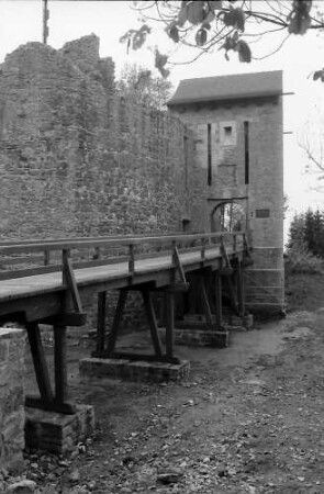Küssaburg: Zugbrücke und Eingangstor