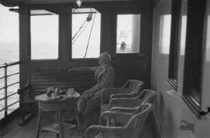 Herr van der Linden auf dem "Barentsz" : Exkursionsmitglied auf Deck eines Schiffes