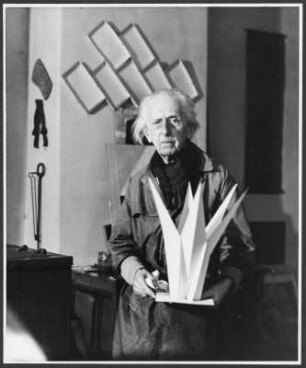 Hermann Glöckner : Portrait des Künstlers Hermann Glöckner in seinem Atelier