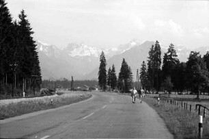 Fischen: Bundesstraße, mit Blick auf die Berge bei Fischen