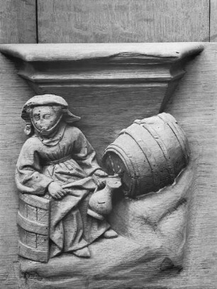 Frau am Weinfass