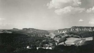 Sächsische Schweiz. Niederrathen gegen Rauenstein, Elbtal abwärts und Basteinwände. Blick vom Gamrig (von Ostnordost)