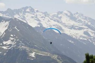 Gleitschirmflieger im Wandergebiet Penken bei Mayrhofen : Aufgenommen am 26. Mai 2009 im Wandergebiet Penken bei Mayrhofen (Tirol)