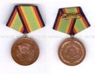 Medaille für treue Dienste in der Nationalen Volksarmee in Bronze mit Interimsspange, 3. Ausführung