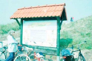 Norderney: Wegetafel, Spitzli mit Fahrrad