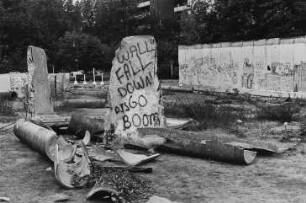 An der ehemaligen Staatsgrenze zu Westberlin/Berliner Mauer