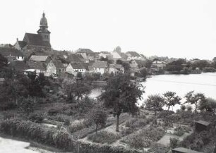 Waren, Stadtansicht : Waren. Altstadt mit Marien- und Georgenkirche. Blick nach Südwesten über Gärten am Tiefwarensee