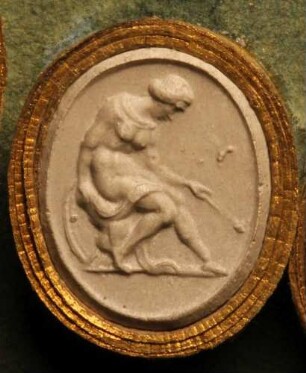 Sitzende Venus mit einer gesenkten Fackel (Daktyliothek, Erstes Mythologisches Tausend)
