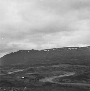 Landschaft : Weite Landschaft mit kurviger Straße. Im Hintergrund hohe Berge
