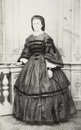 Porträt Biernagler, ? (nachgewiesen um 1870; Schauspielerin o. Tänzerin). Albuminabzug auf Karton (Carte-de-visite mit Atelieraufdruck verso)