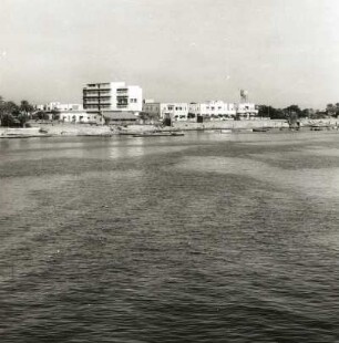Port Sudan, Sudan. Blick über die Bucht des Roten Meeres gegen Wohnbauten