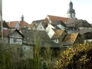 Stadtbild-Ansicht von Nordosten aus dem Tal mit aufgehenden Häusern zur Oberstadt mit Stadtkirche in Übersicht