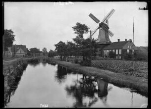 Norden, Ölmühle. Holländerwindmühle an einem Kanal