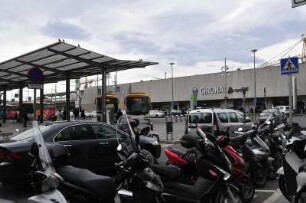 Girona - Motorradparkplatz : Motorräder parken am Busbahnhof vor dem Hauptbahnhof. Aufgenommen am 16. April 2012 in der Altstadt von Girona