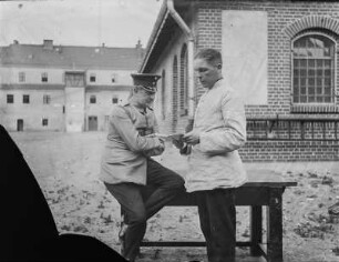 Männer in Uniform im Gespräch