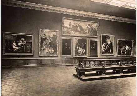 Aufstellung der Gemäldegalerie und der                             Skulpturensammlung im Kaiser-Friedrich-Museum, Raum 63, Gemälde von                             Rubens