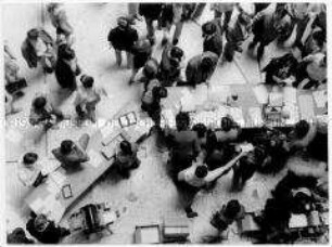 Viele Personen, sowie Tische mit Schreibmaschinen und Unterlagen von oben fotografiert (Altersgruppe 14-17)