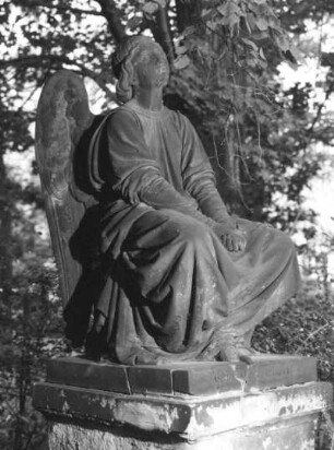 Grabengel : Grabengel (1865; G. A. Kietz, G. Brossmann). Seitenansicht. Sandstein. 1865. Dresden-Johannstadt, Trinitatisfriedhof