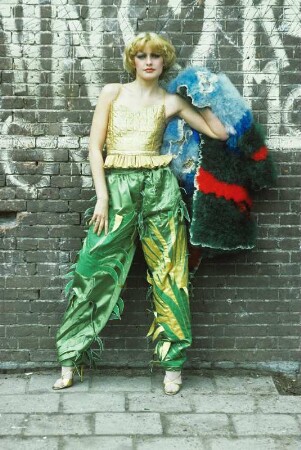 Aufnahme für die Reportagereihe „Außenseiter der Mode“: Studio Fong Leng, Amsterdam : Model in gelbem Top und grünen Pluderhosen und mit einer Plüschjacke nach Entwürfen von Fong Leng