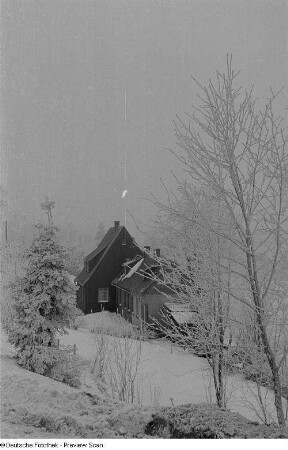 Aufnahme einer verschneiten Gebirgslandschaft