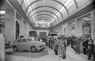 Besucher in der sowjetischen Ausstellungshalle (Sowjetischer Pavillon) für Autos